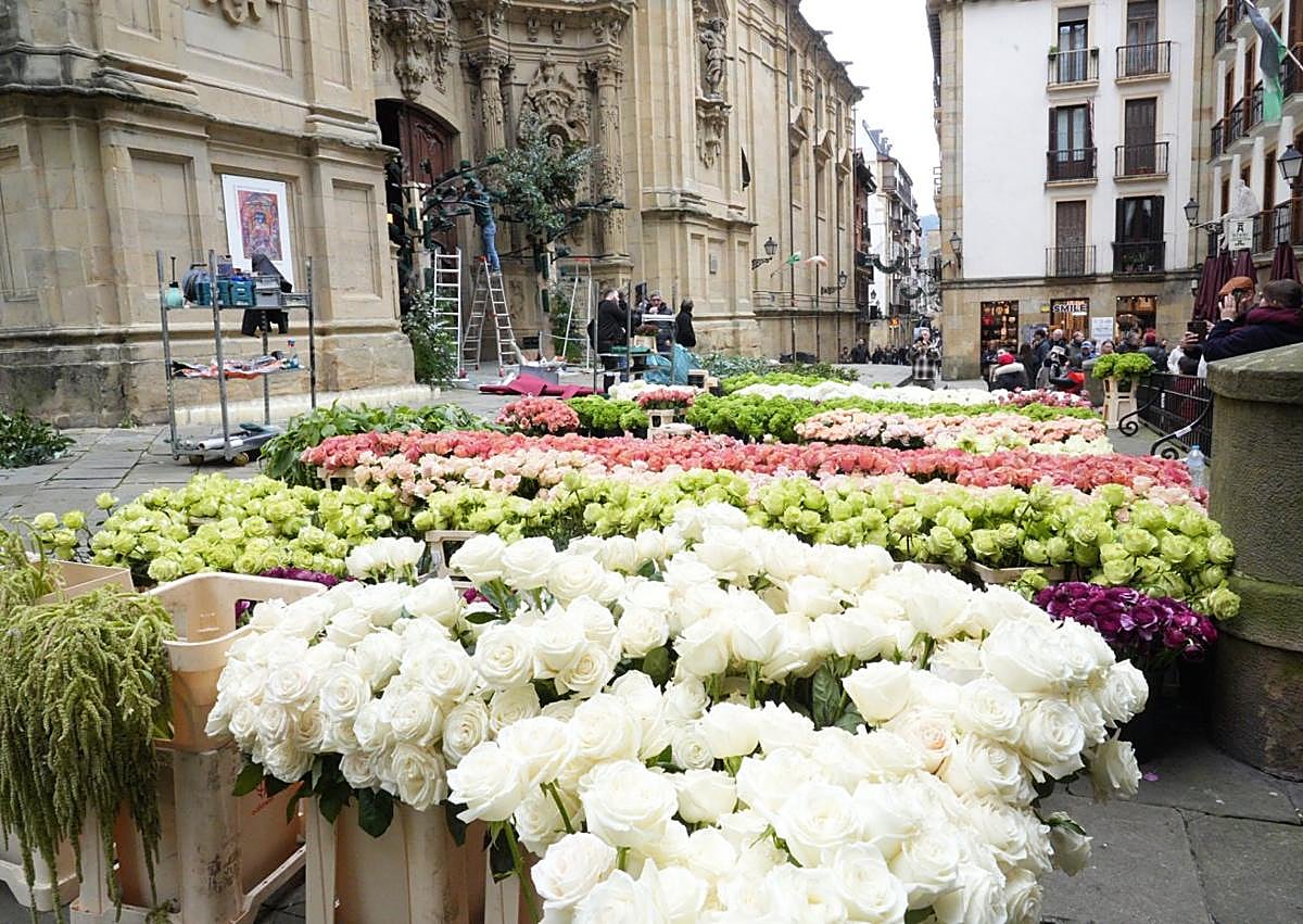 Imagen secundaria 1 - Flores, un descapotable y lujo: Zach Bryan da la campanada en Donostia